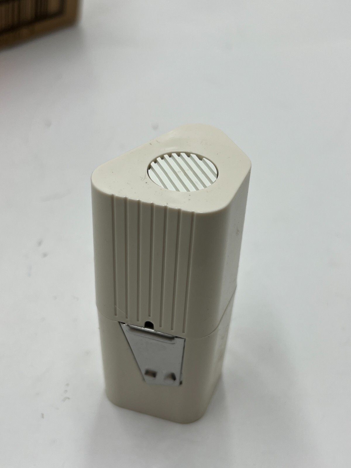 Box Of 12 LG H&H USA, Inc. Empty Plastic Floss Dispenser 002736 LOT: 0654T