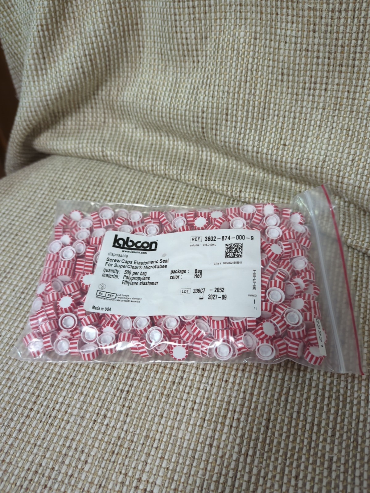 Labcon 1141N17PK, 3602-874-000-9 Screw Cap with Elastomeric Seal. Red. 500 Count