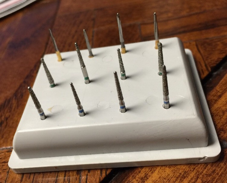 Endo Kit Includes 8 Endo Diamonds & 4 Endo Carbide In Autoclavable Burr Block.