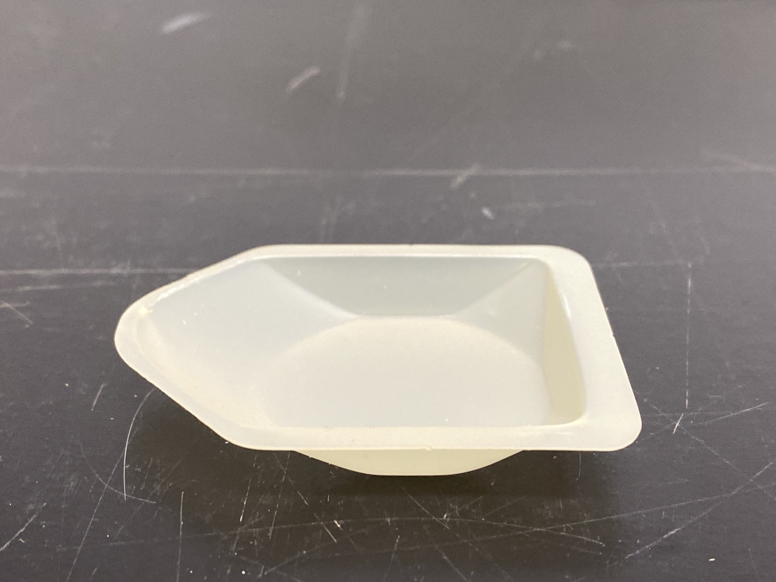 (750) FISHERBRAND PS Pour Boat Weighing Dishes 44mm x 56mm x 8mm 02-204-1A