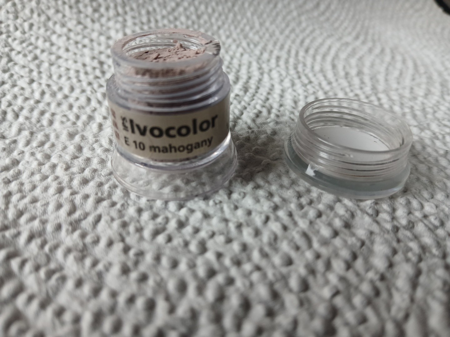 Ivocolor Essence E-02 Creme 1.8g, Past / Date, Mahogany Or Glaze Powder