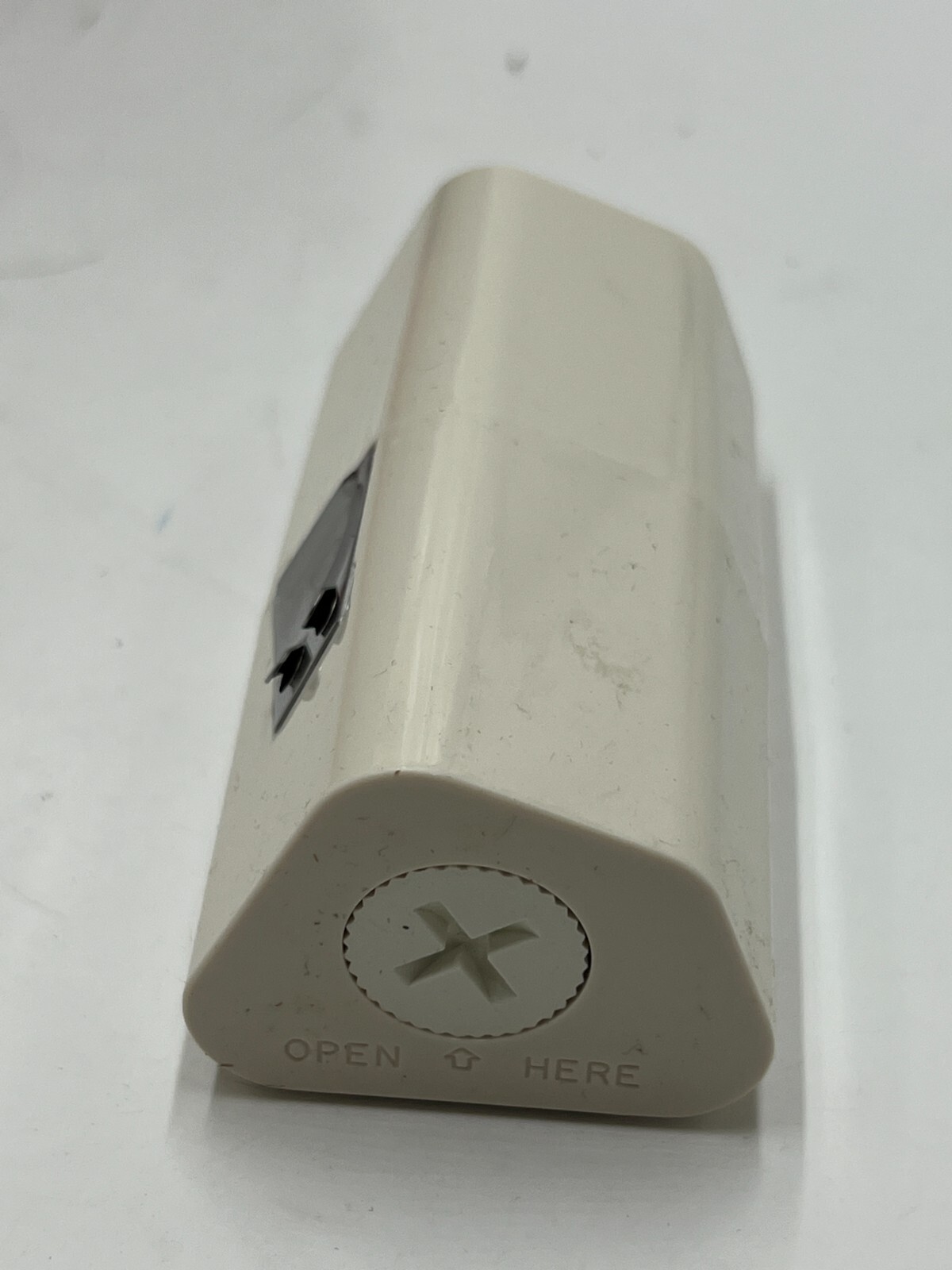 Box Of 12 LG H&H USA, Inc. Empty Plastic Floss Dispenser 002736 LOT: 0654T