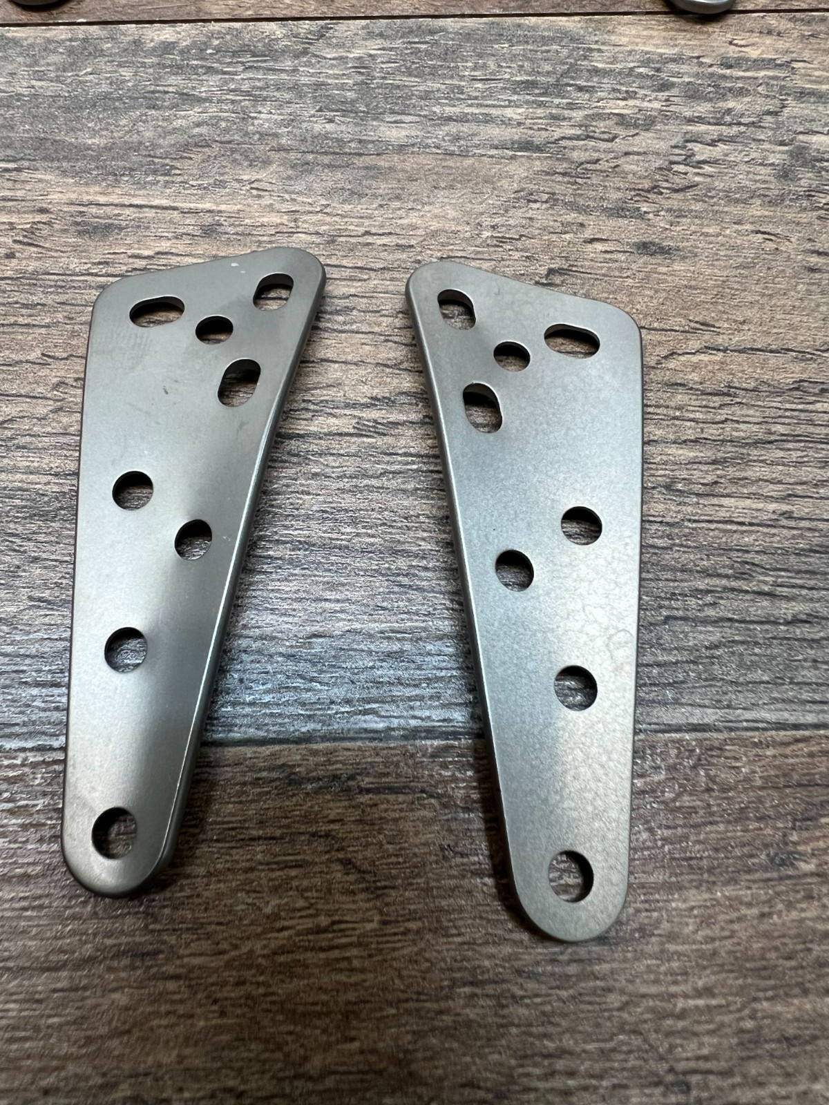 Lot of 12 Securos Veterinary TPLO Delta Bone Plates (6 Left, 6 Right) 3″x 1-1/8″