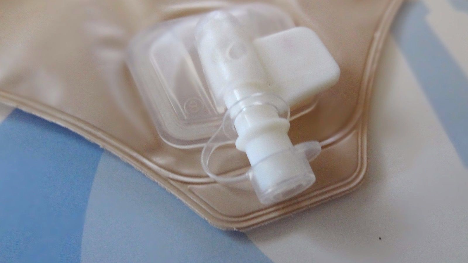 Box of 10 ~ ConvaTec 401547 Natura Urostomy Pouch w/ Accuseal Tap Opaque Small