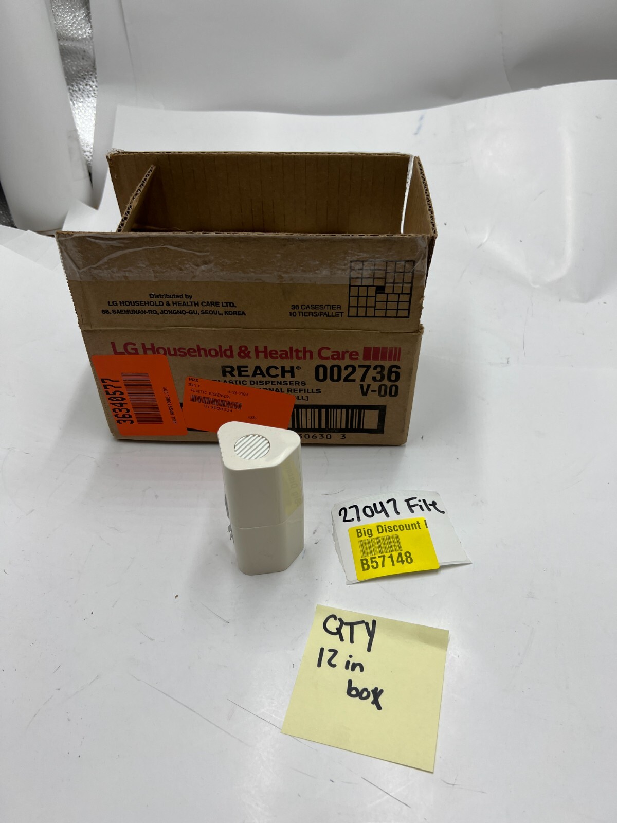 Box Of 12 LG H&H USA, Inc. Empty Plastic Floss Dispenser 002736 LOT: 0654T