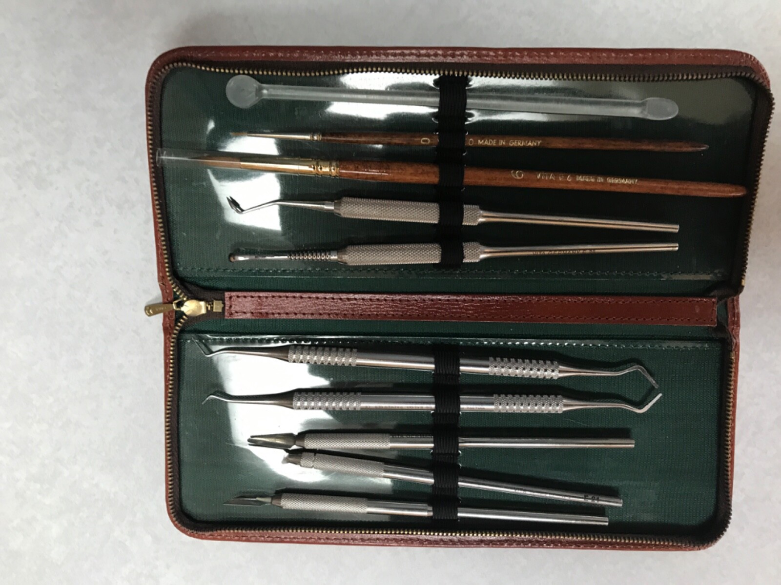 VITA EXPERT Porcelain kit in Leatherette Case. Excellent condition. Very Nice