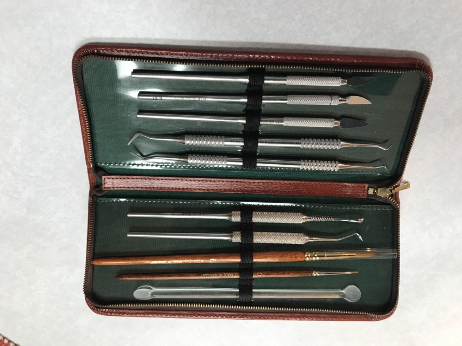 VITA EXPERT Porcelain kit in Leatherette Case. Excellent condition. Very Nice