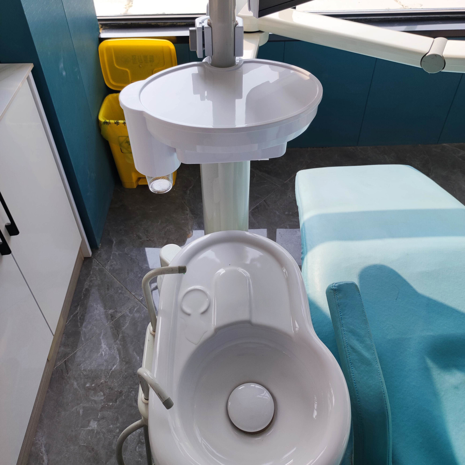 White Mini 3 in 1 Dental Plastic Post Mounted Tray Table Chair (For 45 mm)