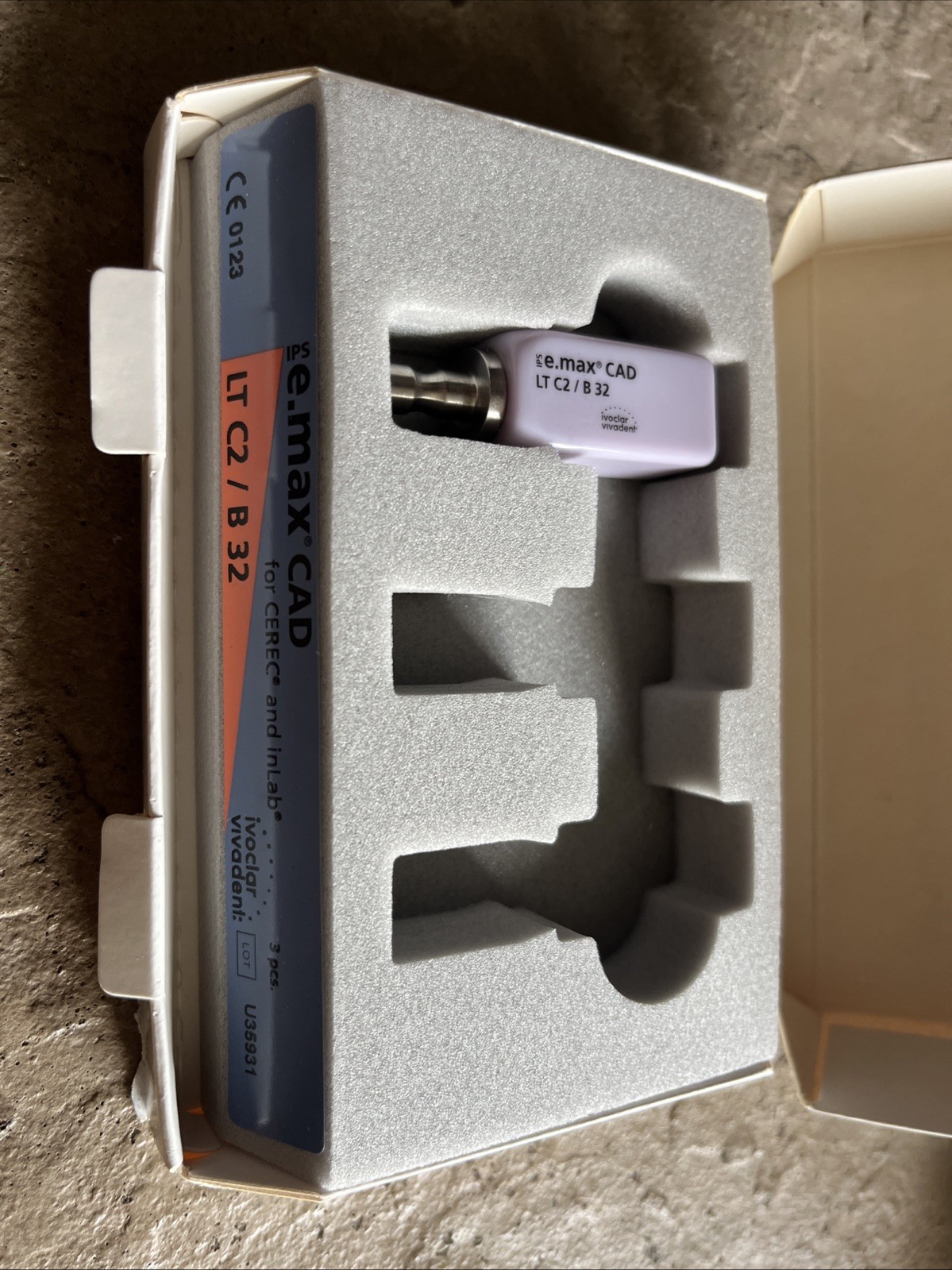 IPS e.max CAD CEREC Implant Blocks – LT C2/32 pk of 1 New open box