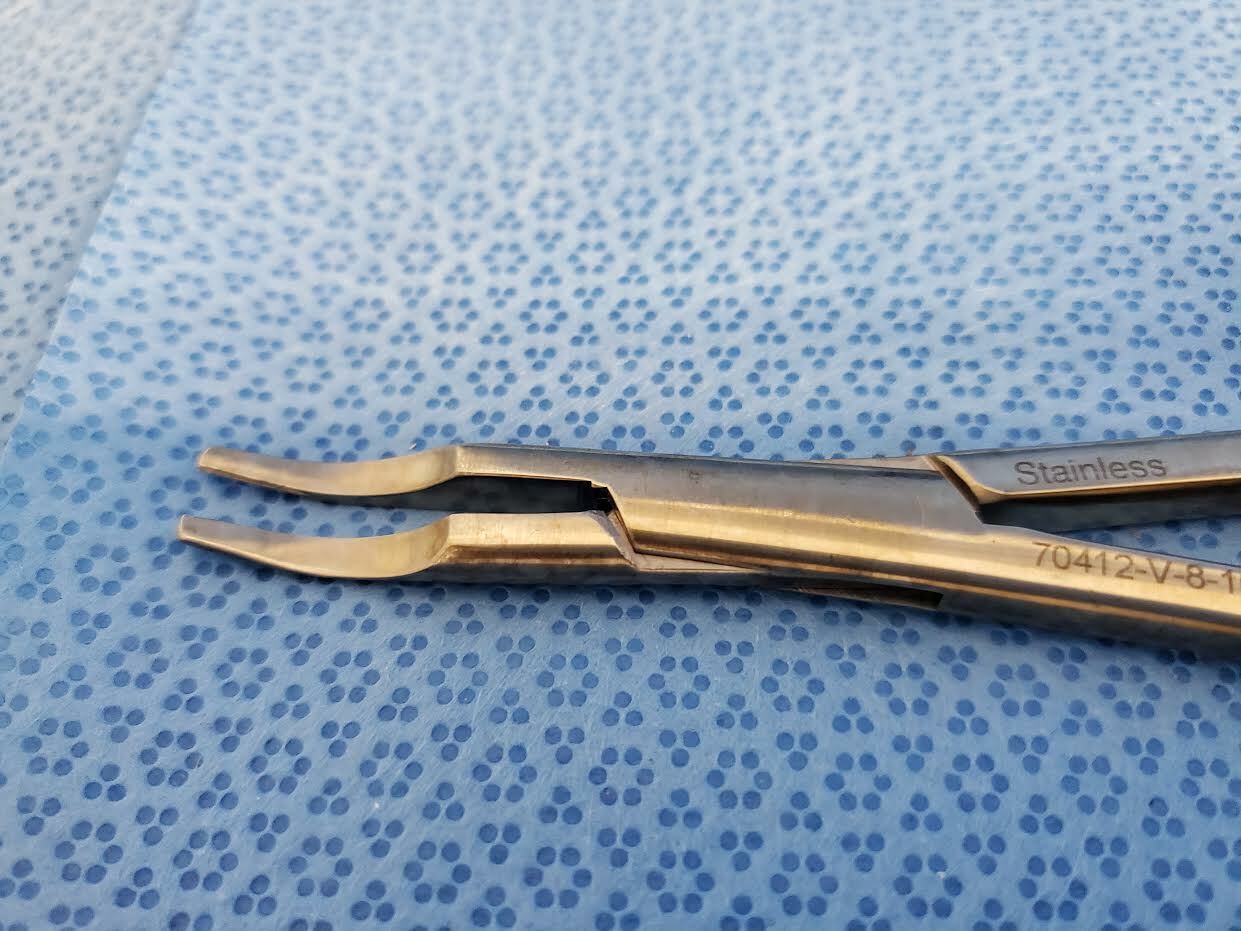 Symmetry Surgical 70412-V-8-10 Medium Vesocclude Clip Applier 11″ Angled Jaw