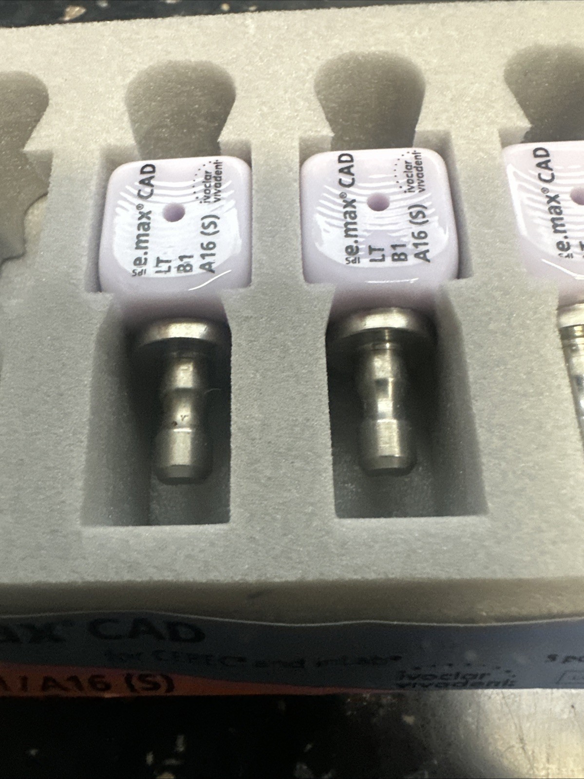 Cerec Ivoclar Emax IMPLANT LT B1 A16 (S) Screw Retained (1 Block)