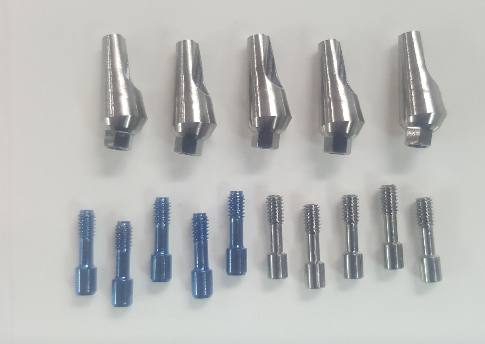 Lot x10 Titanium Angulated abutment 15 deg 10 w. screw + 10 b 12M