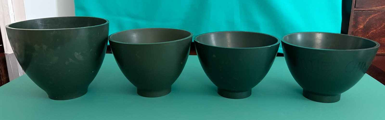 4 Alginate Bowls: 1 XL bowl and 3 Large bowls