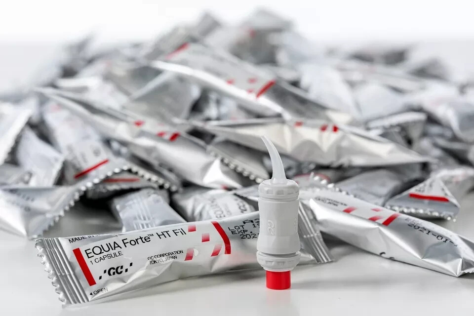 Dental GC EQUIA Forte HT Bulk Fill Glass Hybrid Restorative 10 Capsule Pack