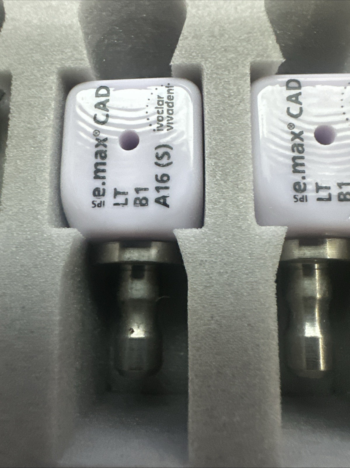 Cerec Ivoclar Emax IMPLANT LT B1 A16 (S) Screw Retained (1 Block)