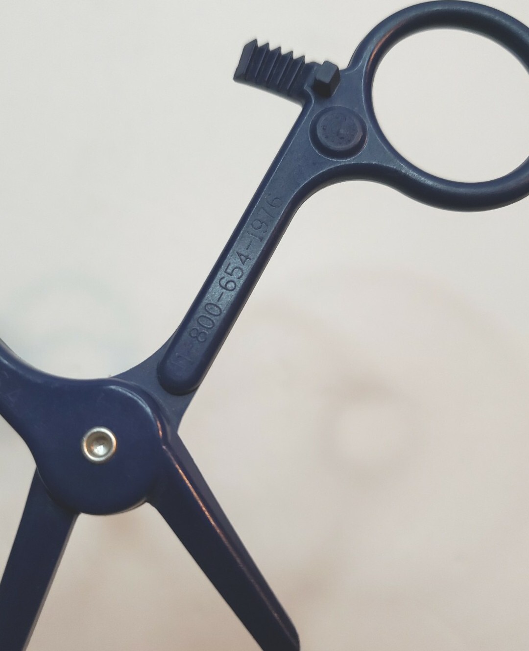 Navy Blue Dravon Plastic Occluding Tube Clamp (Hemostat)