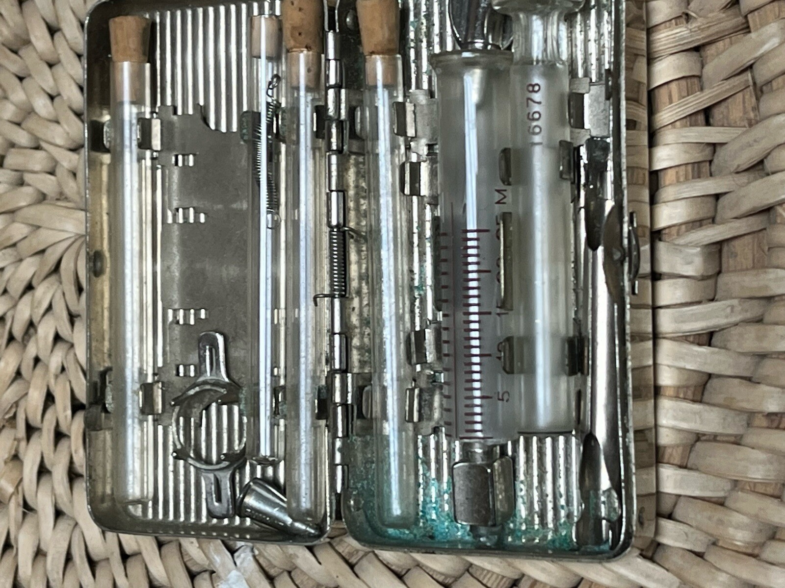 Vtg Becton Dickinson Hypodermic needle Silver / Nickel Case w/some needles Etc