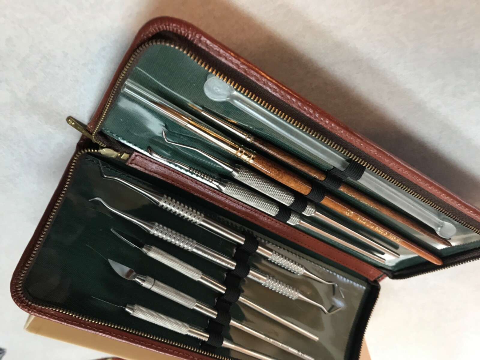 VITA EXPERT Porcelain kit in Leatherette Case. Excellent condition. Very Nice