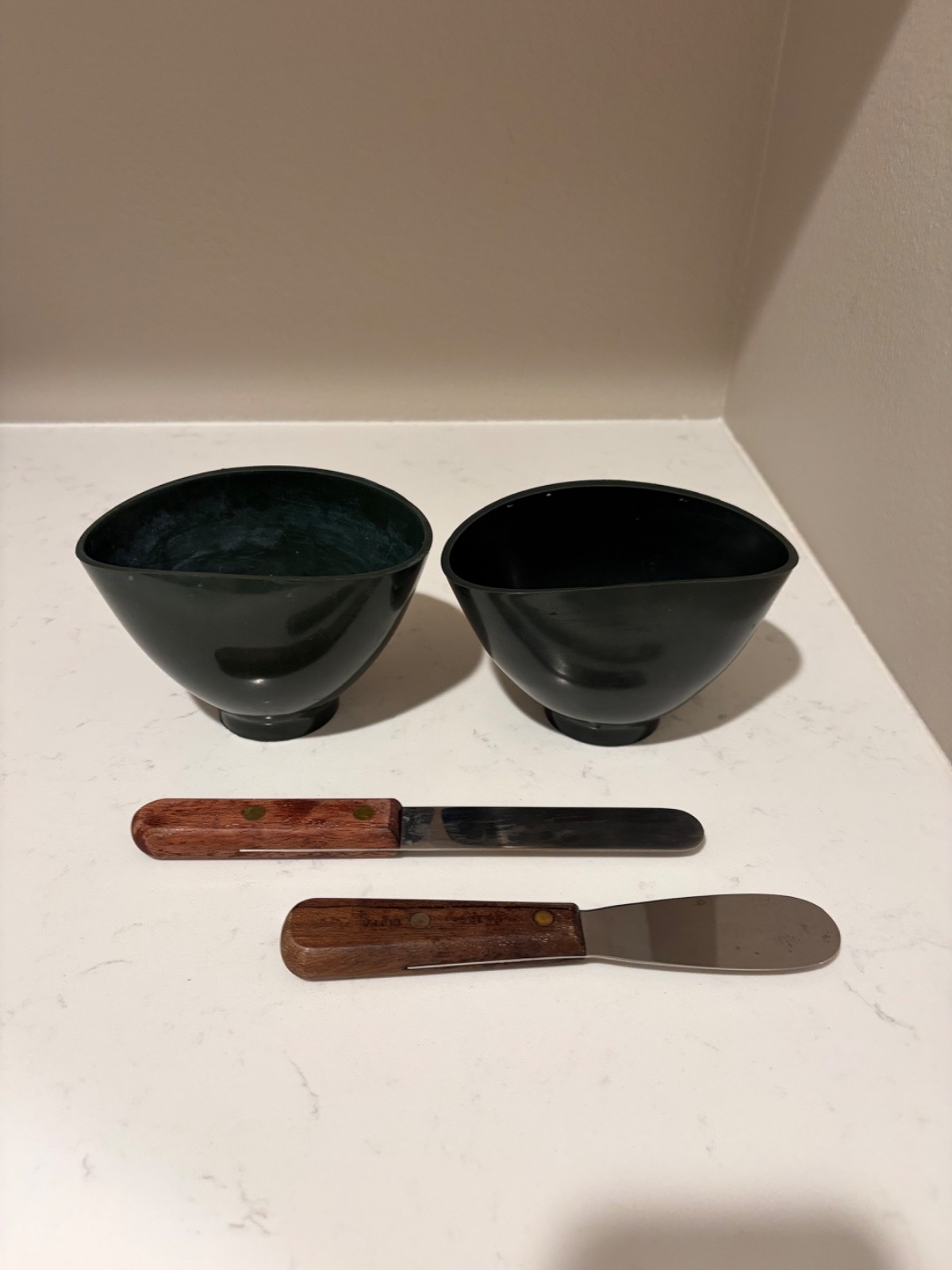 Set of 2 alginate mixing bowls and spatulas for dental impression material
