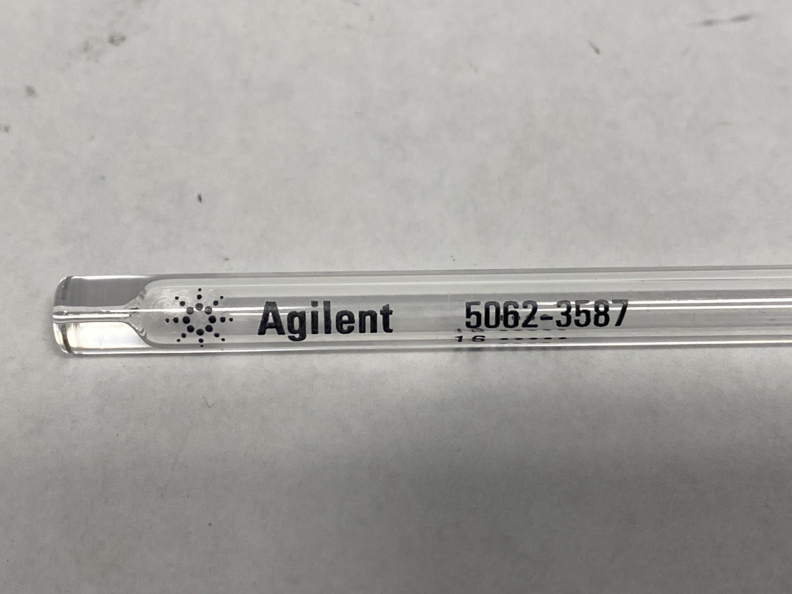AGILENT Gas Chromatography Splitless Inlet Liner 4mm ID 78.5mm L 900uL 5062-3587
