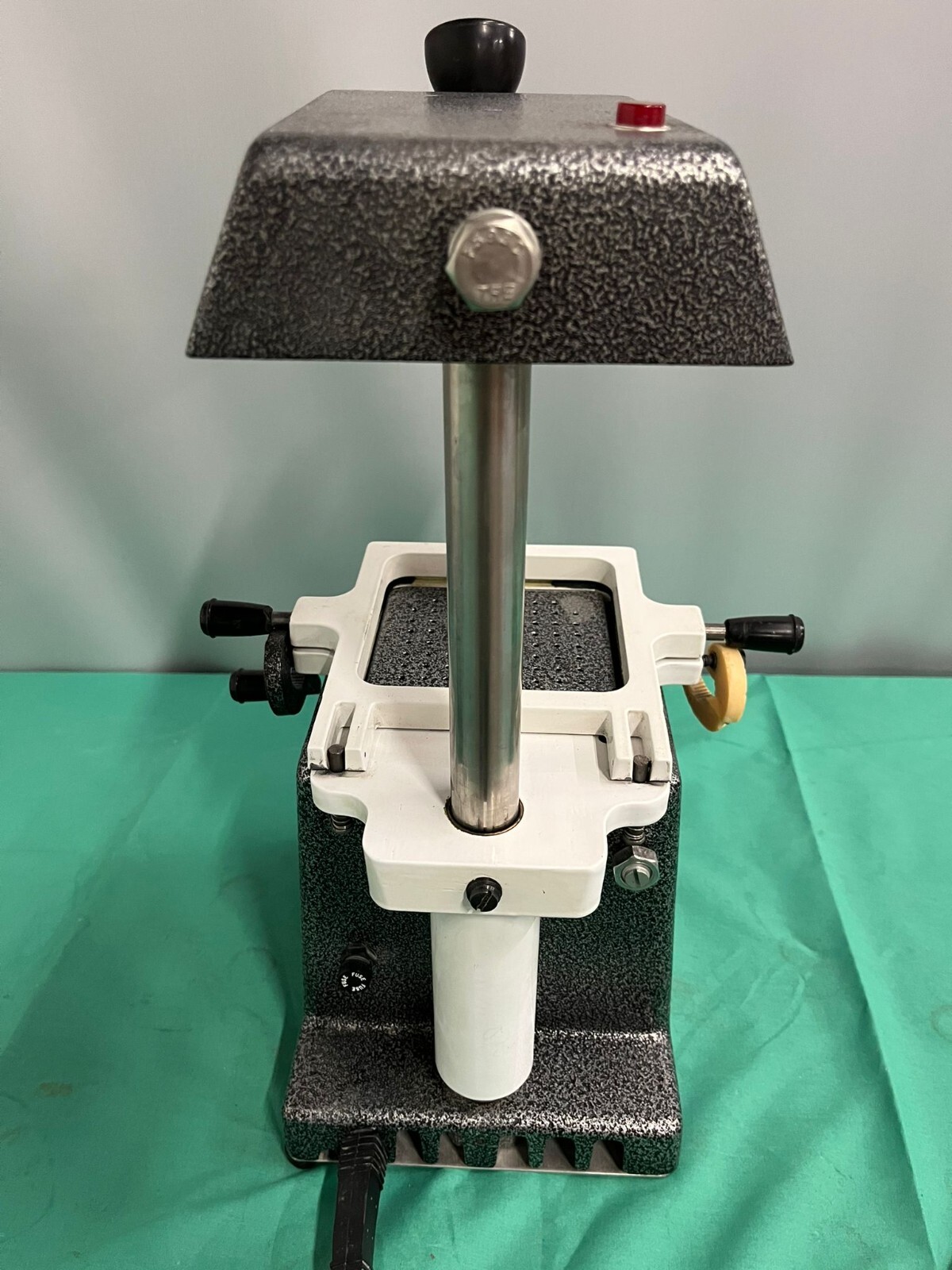 Ultradent Ultra-Form Vacuum Former – Model UP 250