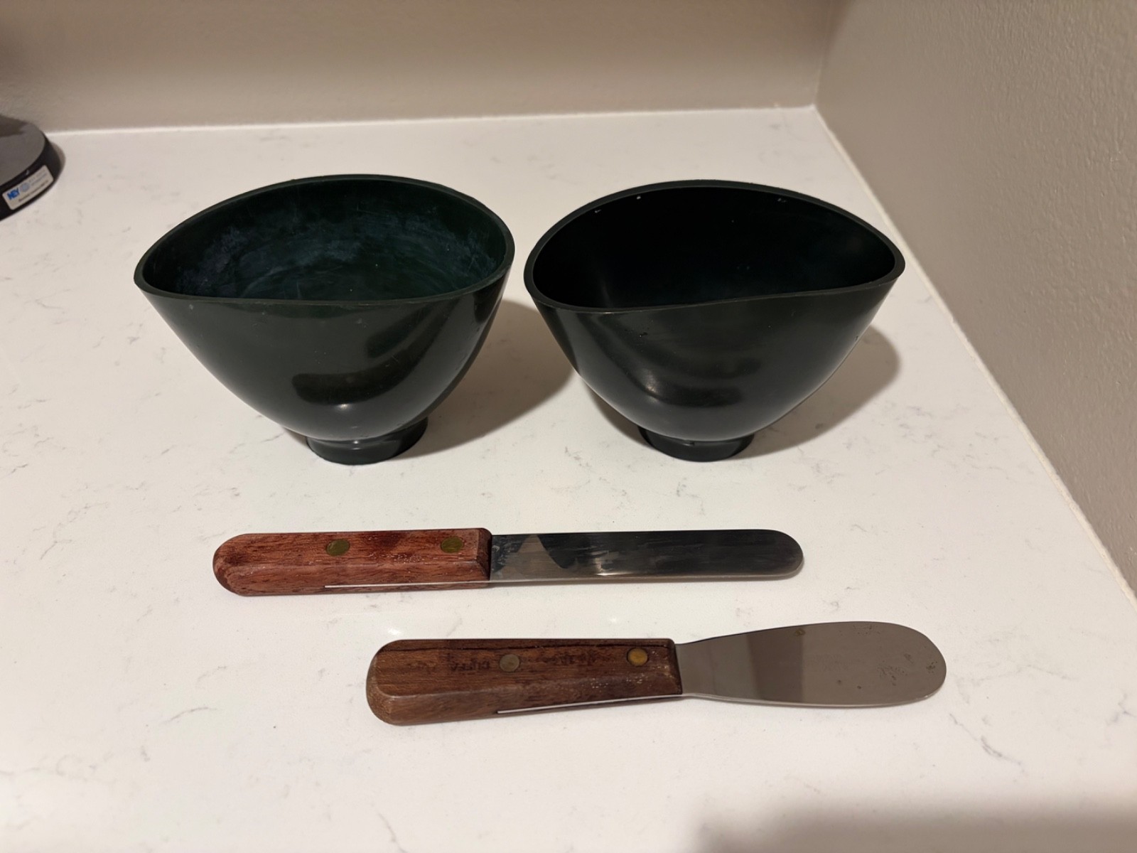Set of 2 alginate mixing bowls and spatulas for dental impression material