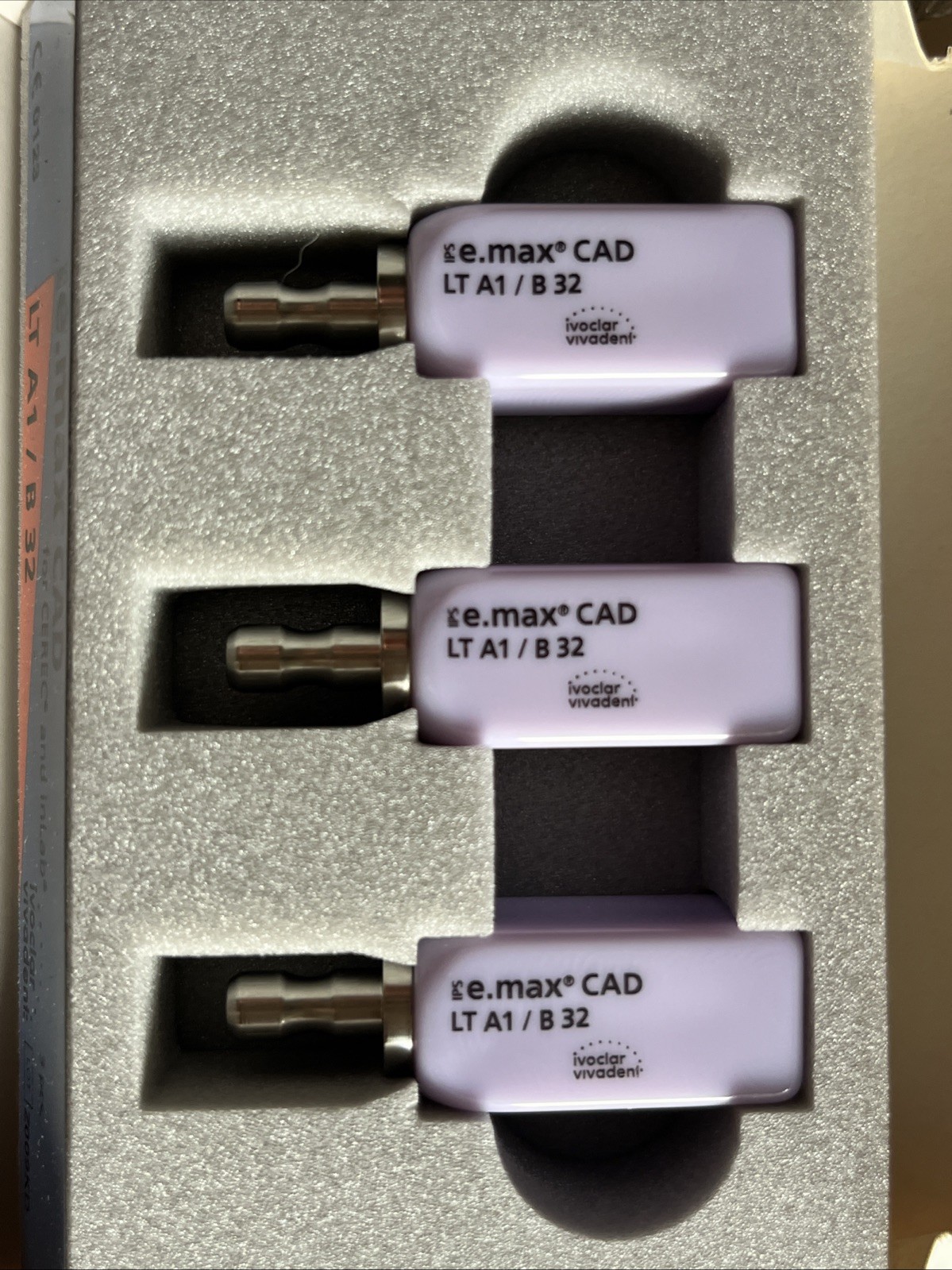 IPS e.max CAD CEREC Implant Blocks – LT A1/B32 – Ivoclar Pack of 3 New open box